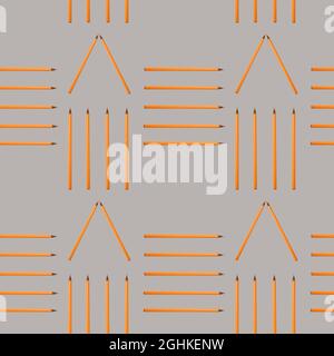 Nahtloses Muster mit orangefarbenen Bleistiften auf grauem Hintergrund. Geometriekonzept. Stockfoto