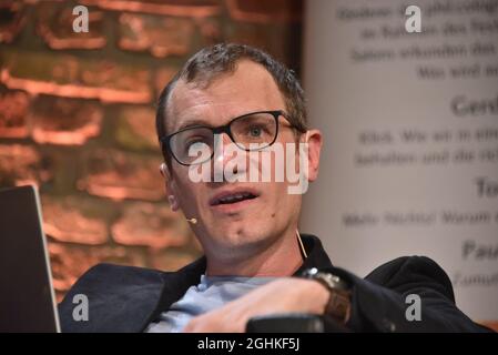 Köln, Deutschland. 06. Sep 2021. Der Journalist und Moderator Christian Schiffer spricht und diskutiert auf phil.COLOGNE, dem internationalen Festival für Philosophie.Quelle: Horst Galuschka/dpa/Alamy Live News Stockfoto