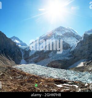 Morgensonne über Mount Everest, lhotse und Nuptse vom Pumo Ri Basislager - Weg zum Everest Basislager - Nepal Stockfoto