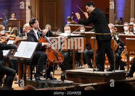 Prag, Tschechische Republik. September 2021. Der deutsche Cellist Daniel Muller-Schott, links, und das Milan Filarmonica della Scala Orchester treten unter der Leitung des kolumbianischen Dirigenten Andres Orozco-Estrada, rechts, bei der Eröffnung des Internationalen Musikfestivals Dvorak Prag am 6. September 2021 in Prag, Tschechien, auf. Quelle: Michal Kamaryt/CTK Photo/Alamy Live News Stockfoto