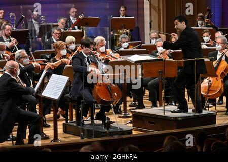 Prag, Tschechische Republik. September 2021. Der deutsche Cellist Daniel Muller-Schott, links, und das Milan Filarmonica della Scala Orchester treten unter der Leitung des kolumbianischen Dirigenten Andres Orozco-Estrada, rechts, bei der Eröffnung des Internationalen Musikfestivals Dvorak Prag am 6. September 2021 in Prag, Tschechien, auf. Quelle: Michal Kamaryt/CTK Photo/Alamy Live News Stockfoto