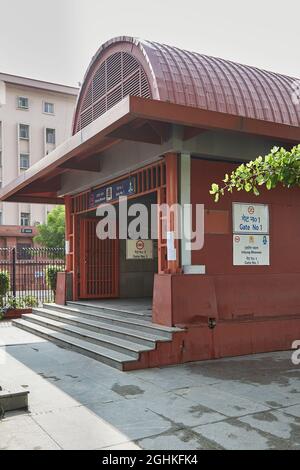 Blick auf den Eingang zur Udyog Bhawan U-Bahnstation in der Nähe des India Gate. Stockfoto