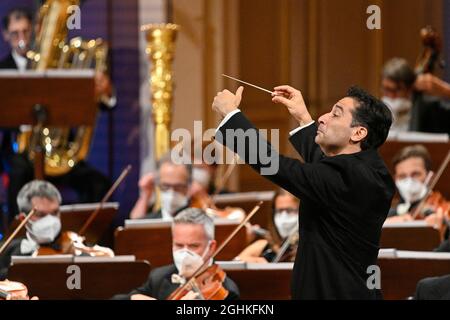 Das Milan Filarmonica della Scala Orchester spielt unter der Leitung des kolumbianischen Dirigenten Andres Orozco-Estrada während der Eröffnung des Internationalen Musikfestivals Dvorak Prag am 6. September 2021 in Prag, Tschechien. (CTK Photo/Michal Kamaryt) Stockfoto