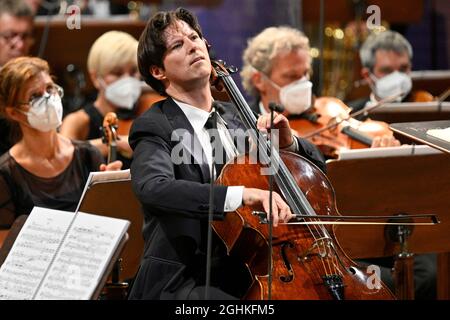 Der deutsche Cellist Daniel Muller-Schott tritt mit dem Orchester der Mailänder Filarmonica della Scala bei der Eröffnung des Internationalen Musikfestivals Dvorak Prag am 6. September 2021 in Prag, Tschechien, auf. (CTK Photo/Michal Kamaryt) Stockfoto