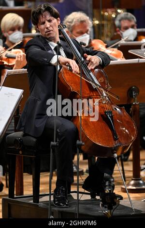 Der deutsche Cellist Daniel Muller-Schott tritt mit dem Orchester der Mailänder Filarmonica della Scala bei der Eröffnung des Internationalen Musikfestivals Dvorak Prag am 6. September 2021 in Prag, Tschechien, auf. (CTK Photo/Michal Kamaryt) Stockfoto