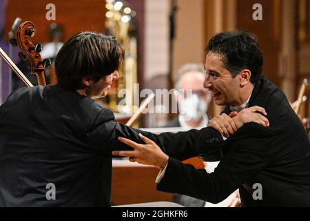 Der deutsche Cellist Daniel Muller-Schott, links, und das Milan Filarmonica della Scala Orchester traten unter der Leitung des kolumbianischen Dirigenten Andres Orozco-Estrada, rechts, bei der Eröffnung des Internationalen Musikfestivals in Prag am 6. September 2021 in Prag, Tschechien, auf. (CTK Photo/Michal Kamaryt) Stockfoto