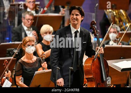 Der deutsche Cellist Daniel Muller-Schott trat mit dem Orchester der Mailänder Filarmonica della Scala bei der Eröffnung des Internationalen Musikfestivals Dvorak Prag am 6. September 2021 in Prag, Tschechien, auf. (CTK Photo/Michal Kamaryt) Stockfoto