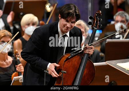 Der deutsche Cellist Daniel Muller-Schott trat mit dem Orchester der Mailänder Filarmonica della Scala bei der Eröffnung des Internationalen Musikfestivals Dvorak Prag am 6. September 2021 in Prag, Tschechien, auf. (CTK Photo/Michal Kamaryt) Stockfoto