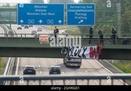 München, Deutschland. September 2021. Aktivisten nehmen an einer Banneraktion auf einer Brücke über die Autobahn A96 bei Gererring Teil. Auf dem Banner steht 'Block IAA'. Kredit: Peter Kneffel/dpa/Alamy Live Nachrichten Stockfoto