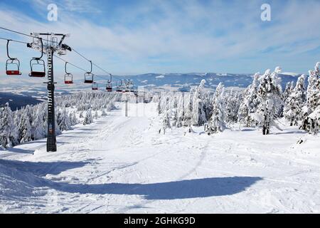 Sessellift auf dem Berg für Skifahrer, Jesenik oder Jeseniky Berge Stockfoto