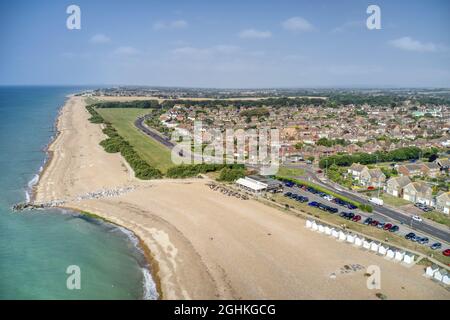 Goring by Sea Beach mit dem beliebten Cafe mit Blick auf den grünen Strand hinter dem Strand in diesem beliebten Familien-Badeort. Luftaufnahme. Stockfoto