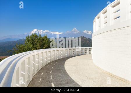 Annapurna Blick von der World Peace Pagode oder Stupa in der Nähe von Pokhara Stadt, Mount Annapurna Range, Nepal Himalaya Berge, Panoramablick Stockfoto