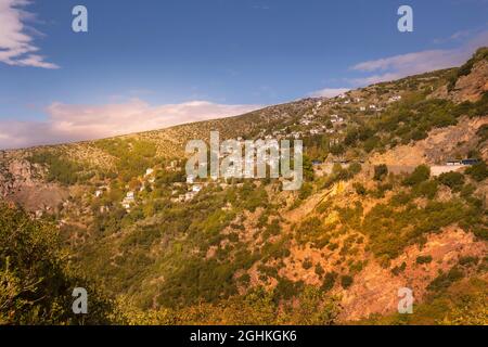 Luftstraße und Häuser Sonnenuntergang Blick auf Makrinitsa Dorf von Pelion, Griechenland Stockfoto