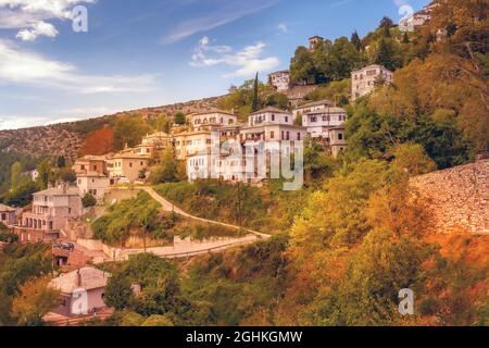 Luftstraße und Häuser Sonnenuntergang Blick auf Makrinitsa Dorf von Pelion, Griechenland Stockfoto