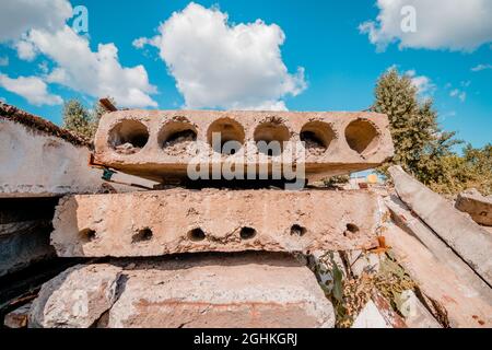 Gebrauchte Betonplatten liegen übereinander. Stockfoto