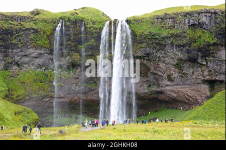 Seljalandfoss, Island - 29. Juli 2021: Seljalandsfoss ist einer der bekanntesten Wasserfälle Islands. Der Wasserfall fällt 60 Meter und ist Teil der Th Stockfoto