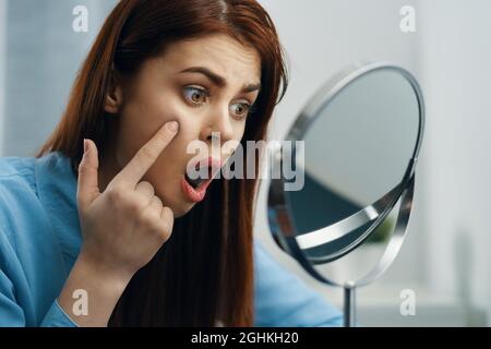 Frau in den Spiegel schauen Kosmetik Körperpflege Stockfoto