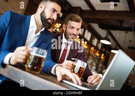 Schöne zwei Geschäftsleute treffen sich in einem Restaurant Stockfoto