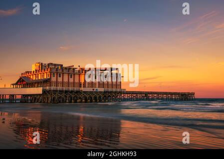 Sonnenuntergang über Daytona Beach Main Street Pier Mit Joe's Crab Shack Restaurant Stockfoto