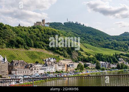 Bernkastel-Kues ist eine Stadt an der Mittelmosel Stockfoto