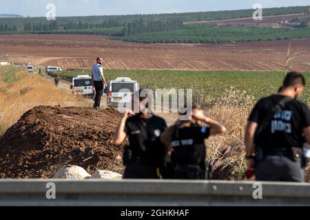 (210907) -- JERUSALEM, 7. September 2021 (Xinhua) -- Mitglieder der israelischen Polizei, Abteilung für Identifikation und Gerichtswissenschaft, suchen auf einem Feld in der Nähe des Gilboa Gefängnisses, Nordisraelien, am 6. September 2021 nach Beweisen. Sechs palästinensische Gefangene entkamen am Montag aus einem Gefängnis in Israel, was zu einer massiven Menschenjagd führte, sagten die israelischen Behörden. (Foto von Gil Eliyahu/JINI via Xinhua ) Stockfoto