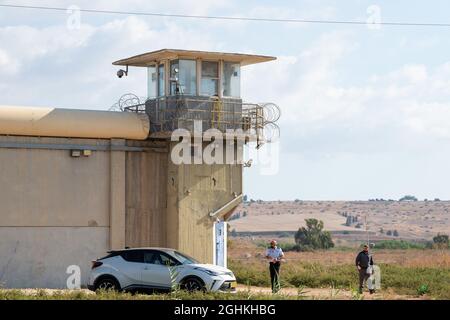 (210907) -- JERUSALEM, 7. September 2021 (Xinhua) -- Mitglieder der israelischen Polizei, Abteilung für Identifikation und Gerichtswissenschaft, suchen auf einem Feld in der Nähe des Gilboa Gefängnisses, Nordisraelien, am 6. September 2021 nach Beweisen. Sechs palästinensische Gefangene entkamen am Montag aus einem Gefängnis in Israel, was zu einer massiven Menschenjagd führte, sagten die israelischen Behörden. (Foto von Gil Eliyahu/JINI via Xinhua ) Stockfoto