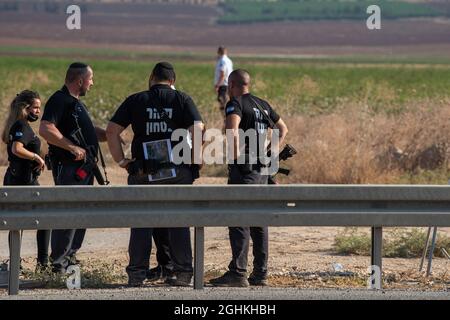 (210907) -- JERUSALEM, 7. September 2021 (Xinhua) -- Mitglieder der israelischen Polizei, Abteilung für Identifikation und Gerichtswissenschaft, suchen auf einem Feld in der Nähe des Gilboa Gefängnisses, Nordisraelien, am 6. September 2021 nach Beweisen. Sechs palästinensische Gefangene entkamen am Montag aus einem Gefängnis in Israel, was zu einer massiven Menschenjagd führte, sagten die israelischen Behörden. (Foto von Gil Eliyahu/JINI via Xinhua ) Stockfoto