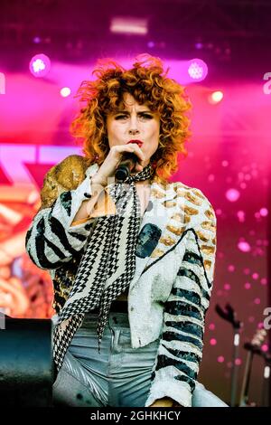 Edmonton, Kanada. September 2021. Kiesa Rae Ellestad, bekannt als Kiesza, tritt beim Together Again YEG Festival auf dem Northlands Exhibition Grounds in Edmonton auf. (Foto von Ron Palmer/SOPA Images/Sipa USA) Quelle: SIPA USA/Alamy Live News Stockfoto