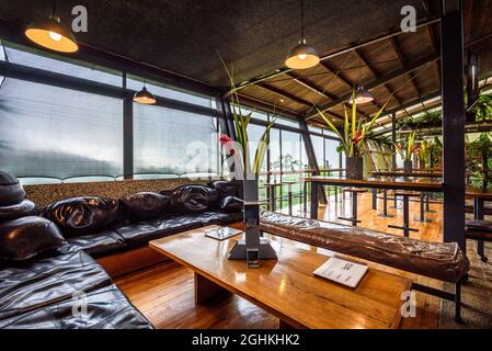 Innenansicht der Celeste Mountain Lodge mit Blick auf den Regenwald in Costa Rica Stockfoto