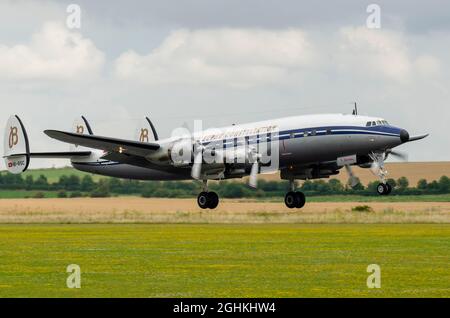 Lockheed L-1049 Super Constellation Airliner HB-RSC nimmt in Duxford, Großbritannien, ab. Flugreisen der 1950er Jahre. Teil der Breitling-Flotte Stockfoto