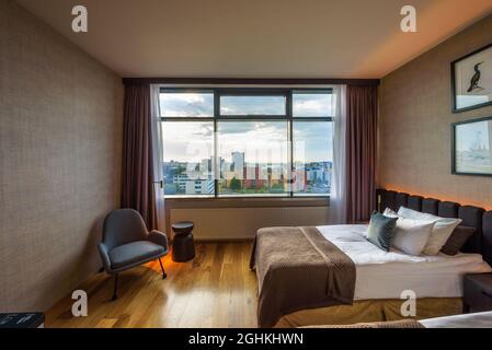 Interieur eines Zimmers mit Stadtblick im Grand Hotel Reykjavik, Island Stockfoto