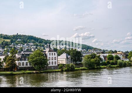 Bernkastel-Kues ist eine Stadt an der Mittelmosel Stockfoto