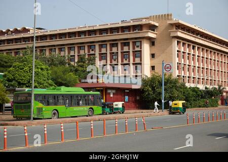 Blick auf Gebäude und Verkehr vor dem Eingang zur Metro-Station des Zentralsekretariats in der Nähe des India Gate. Stockfoto