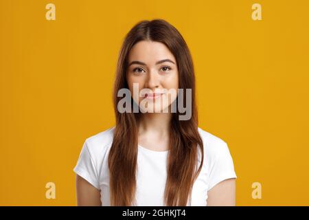 Porträt der schöne junge Frau mit langem Haar Stockfoto