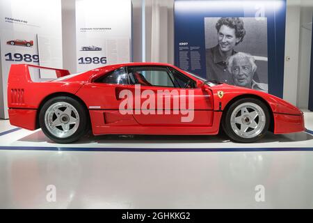 Modena, Italien - 14. August 2021: Seitenansicht eines Ferrari F40, ausgestellt im Enzo Ferrari Museum, Modena, Italien. Stockfoto