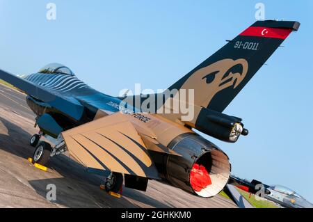 Solo Turk, Turkish Air Force General Dynamics F-16 Kampfflugzeug von Falcon auf der RAF Waddington Airshow in Großbritannien. Spezielle bemalte Anzeige Flugzeug Stockfoto