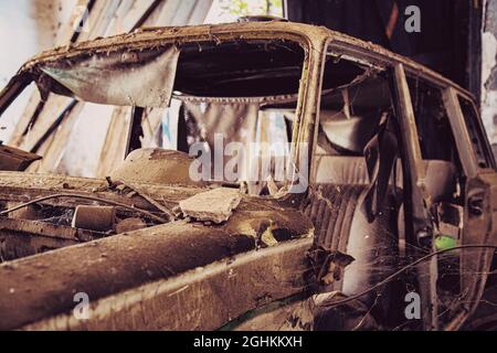 Garage mit rostigen und verlassenen Auto und Holzstrukturen Stockfoto