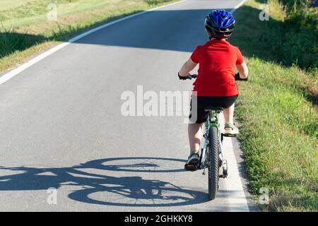 Junge, der auf dem Mountainbike raste Stockfoto