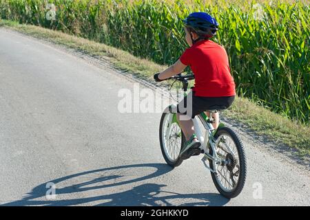 Junge, der auf dem Mountainbike raste Stockfoto