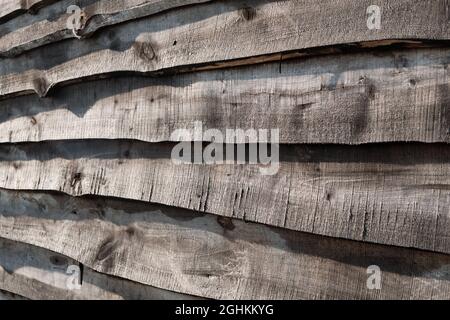 Alter Holzzaun aus horizontalen Brettern in Perspektive, Nahaufnahme. Stockfoto