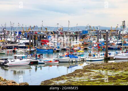 Boote in Newlyn Harbour, Newlyn, Penwith Peninsula, Cornwall, Vereinigtes Königreich Stockfoto