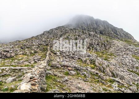 Felswand des Tryfan-Berges im Cwm Idwal Nature Reserve, Snowdonia, Wales, Großbritannien Stockfoto