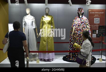 Peking, China. September 2021. Besucher sehen sich Kleidung an, die auf der Internationalen Fachmesse für Handel mit Dienstleistungen (CIFTIS) in Beijng, der Hauptstadt Chinas, am 6. September 2021 ausgestellt wurde. Quelle: Lu Peng/Xinhua/Alamy Live News Stockfoto
