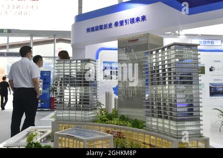 Peking, China. September 2021. Besucher werden auf der China International Fair for Trade in Services (CIFTIS) in Beijng, der Hauptstadt Chinas, am 6. September 2021 zu sehen sein. Quelle: Lu Peng/Xinhua/Alamy Live News Stockfoto