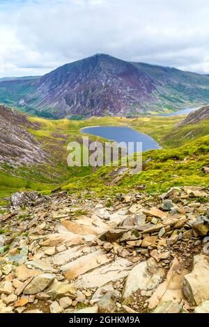 Llyn Idwal See entlang des Weges zum Glyder Fawr Gipfel und dem Pen Yr Ole Wen Berg, Cwm Idwal, Snowdonia National Park, Wales, UK Stockfoto