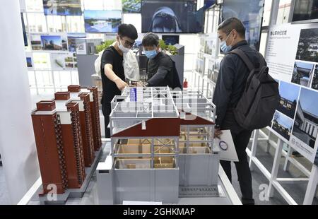 Peking, China. September 2021. Besucher sehen sich auf der China International Fair for Trade in Services (CIFTIS) in Beijng, der Hauptstadt Chinas, am 6. September 2021 Baumodelle an. Quelle: Lu Peng/Xinhua/Alamy Live News Stockfoto