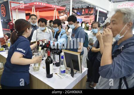 Peking, China. September 2021. Besucher probieren Wein auf der China International Fair for Trade in Services (CIFTIS) in Beijng, der Hauptstadt Chinas, am 6. September 2021. Quelle: Lu Peng/Xinhua/Alamy Live News Stockfoto