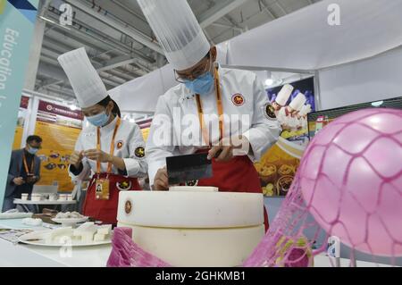 Peking, China. September 2021. Aussteller demonstrieren ihre Kochkünste auf der China International Fair for Trade in Services (CIFTIS) in Beijng, der Hauptstadt Chinas, am 6. September 2021. Quelle: Lu Peng/Xinhua/Alamy Live News Stockfoto