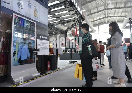 Peking, China. September 2021. Besucher werden auf der China International Fair for Trade in Services (CIFTIS) in Beijng, der Hauptstadt Chinas, am 6. September 2021 zu sehen sein. Quelle: Lu Peng/Xinhua/Alamy Live News Stockfoto