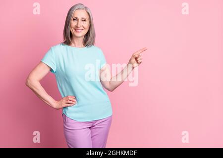 Foto von kühlen Holunder grau Frisur Dame Punkt leeren Raum tragen blaugrün Bluse auf rosa Hintergrund isoliert Stockfoto